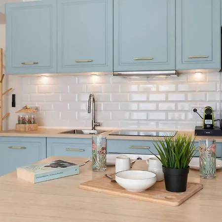 Апартаменти Old Town Gem With Terrace By Costarentals